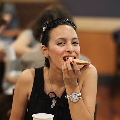 Mujer comiendo tarta